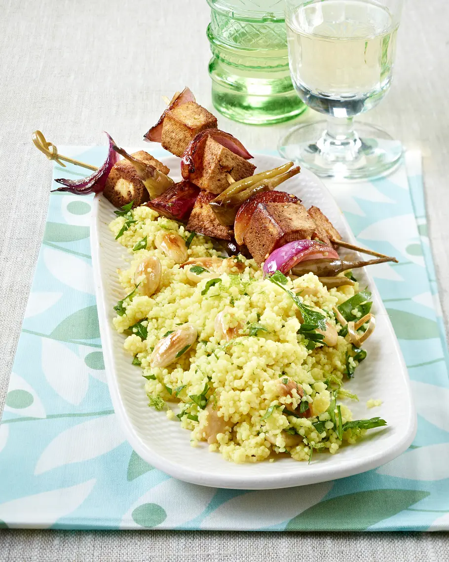Marinierte Tofuspieße auf Mandel-Couscous Rezept Marinierte Tofuspieße auf Mandel-Couscous Rezept