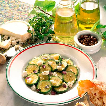 Marinierte Zucchini mit Schafskäse Rezept Marinierte Zucchini mit Schafskäse Rezept