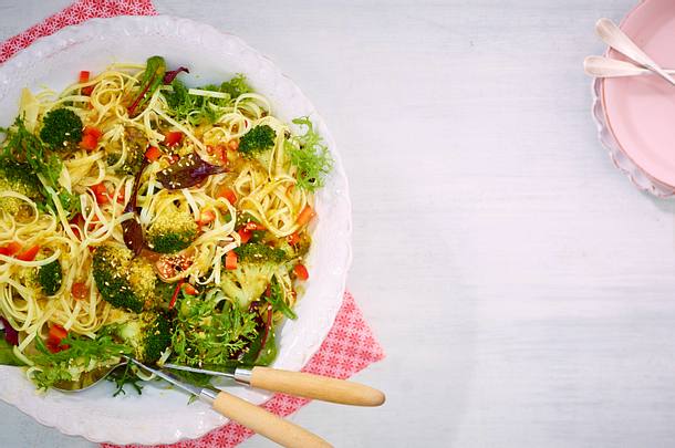 Marinierter Brokkoli auf Reisnudel-Salat Rezept Marinierter Brokkoli auf Reisnudel-Salat Rezept