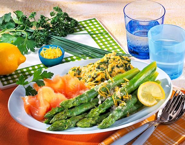 Marinierter grüner Spargel mit Kräuterrührei und Lachs Rezept