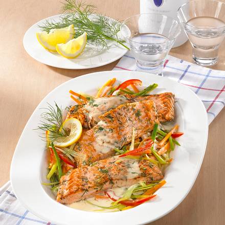 Marinierter Lachs auf Rahmgemüse Rezept Marinierter Lachs auf Rahmgemüse Rezept