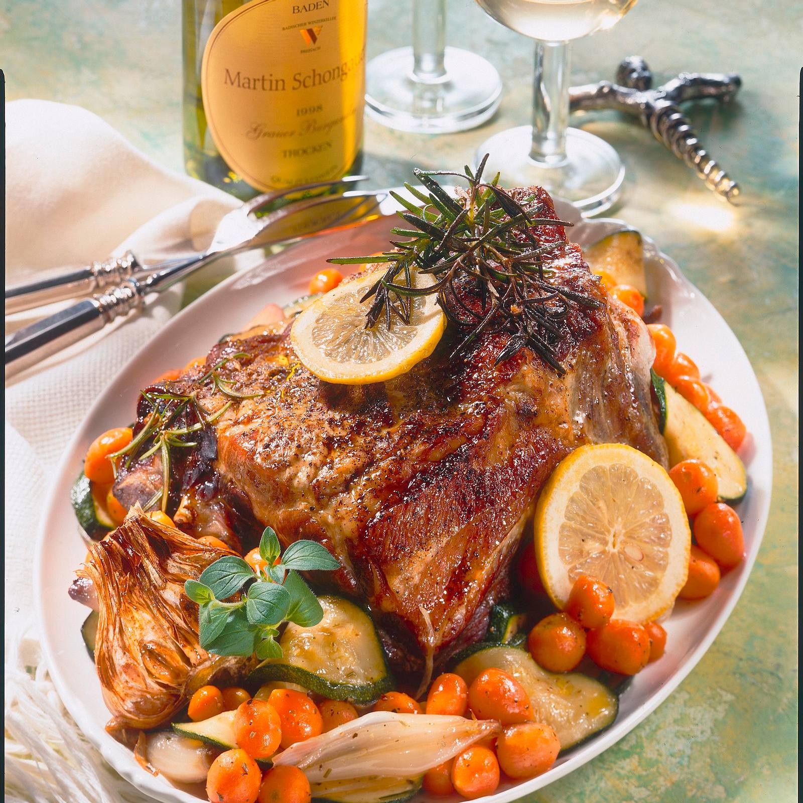Marinierter Schweinenacken mit Karotten-Zucchini-Schalottengemüse-image