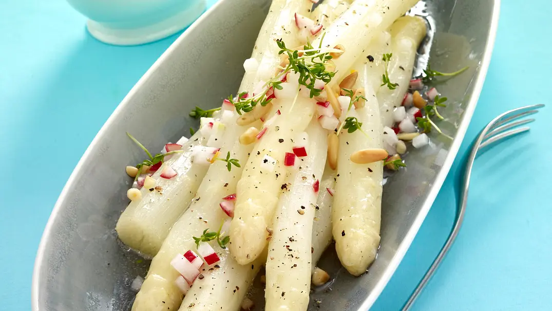 Marinierter Spargel mit Radieschen und Pinienkernen Rezept - Foto: LECKER @ Bauer Media Group Marinierter Spargel mit Radieschen und Pinienkernen Rezept - Foto: LECKER @ Bauer Media Group