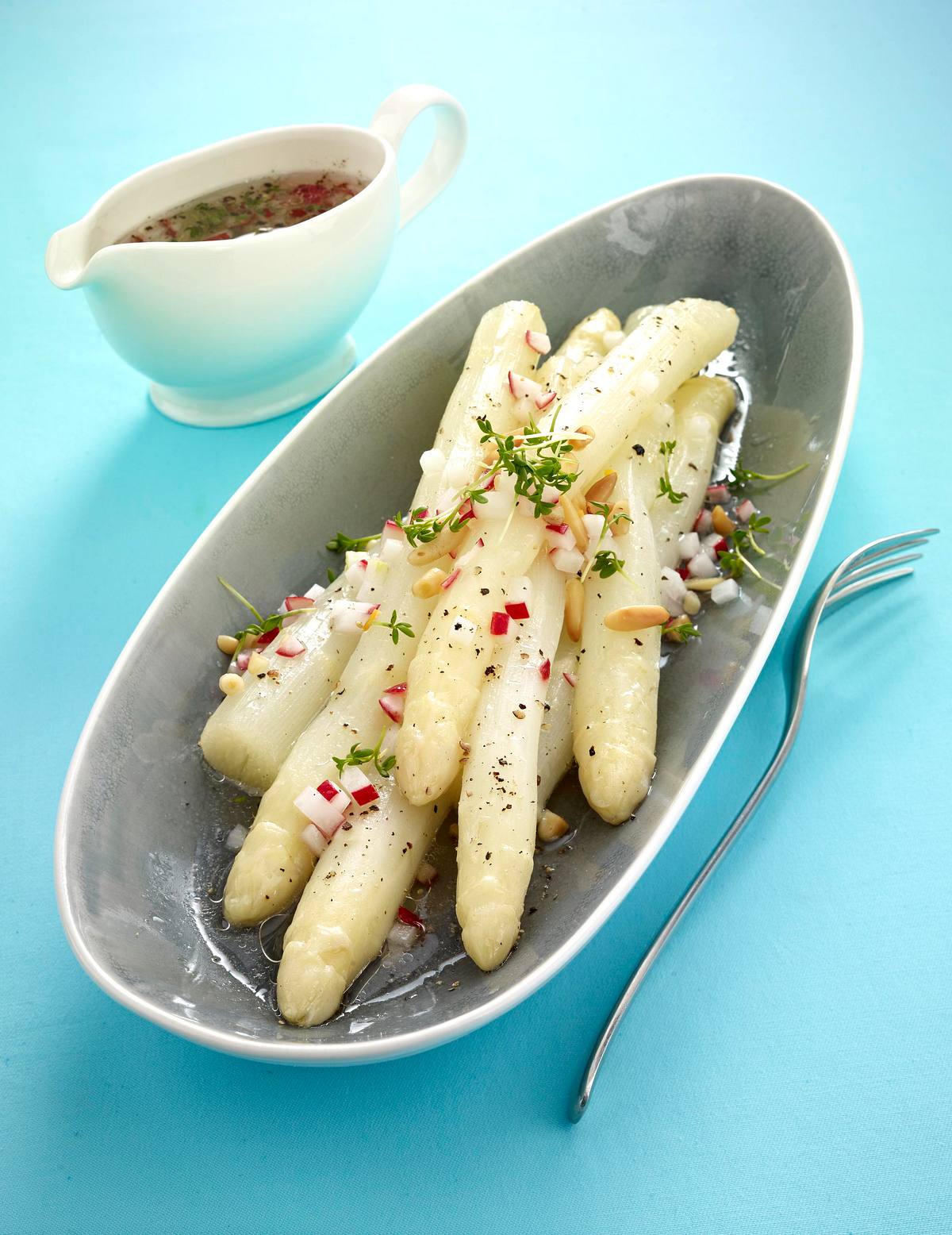 Marinierter Spargel mit Radieschen und Pinienkernen Rezept