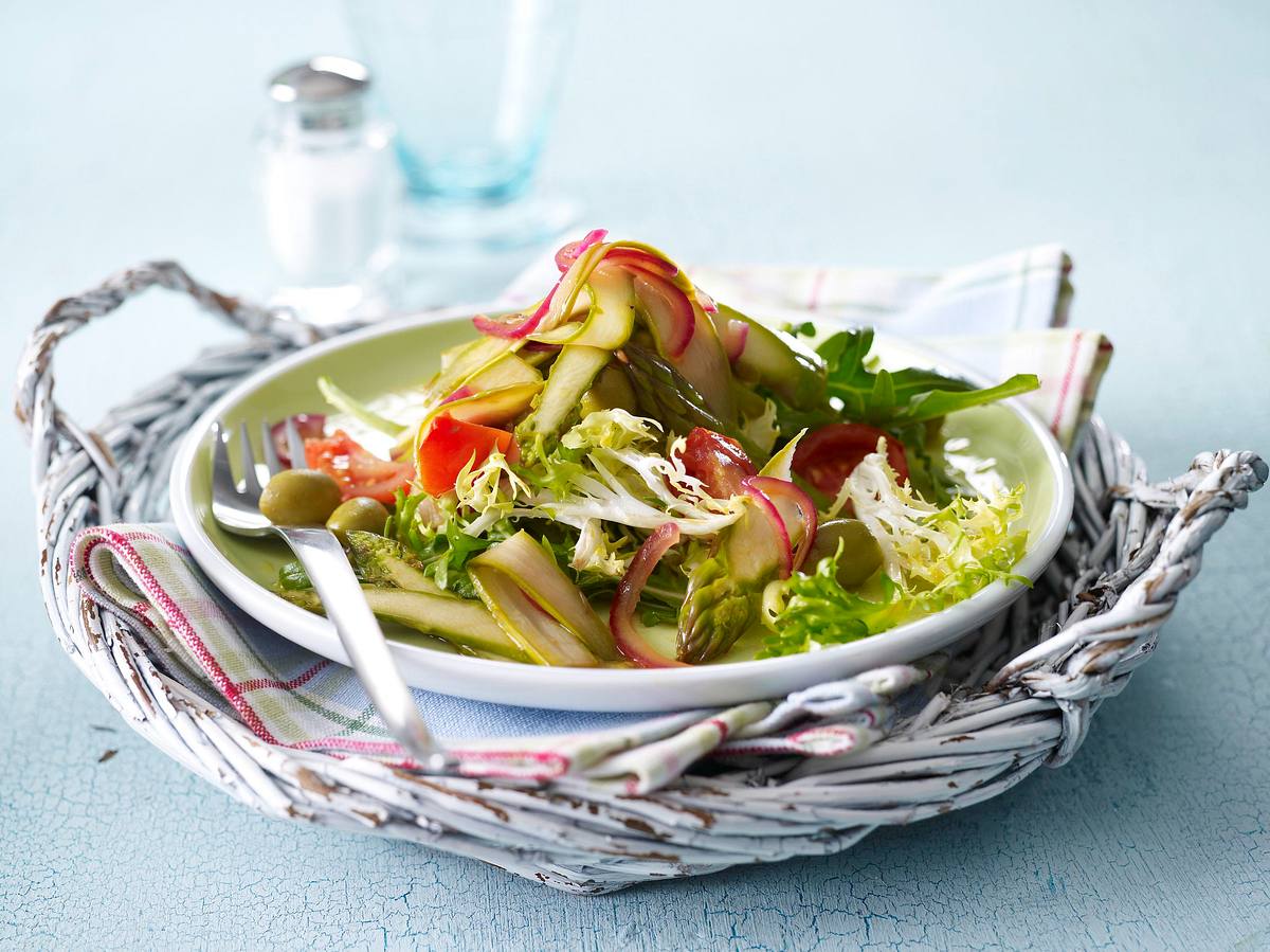 Marinierter Spargelsalat mit Tomate, Rauke, Frisee und Oliven Rezept