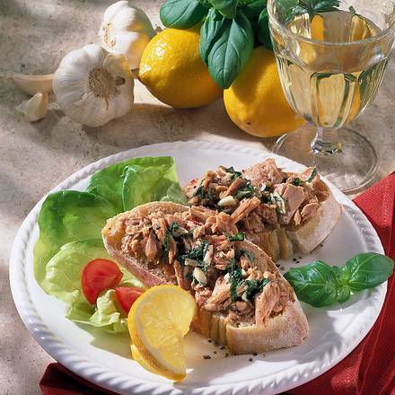 Marinierter Thunfisch auf italienischen Weißbrot Rezept Marinierter Thunfisch auf italienischen Weißbrot Rezept