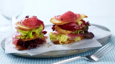 Marinierter Thunfisch mit Minze auf Knusperbrot (Johann Lafer für tina) Rezept - Foto: LECKER @ Bauer Media Group