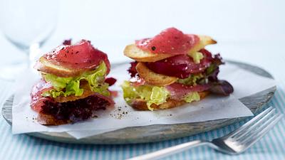 Marinierter Thunfisch mit Minze auf Knusperbrot (Johann Lafer für tina) Rezept - Foto: House of Food / Bauer Food Experts KG