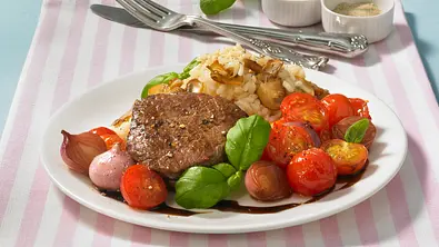 Mariniertes Rinderfilet mit Schmortomaten und Champignon-Risotto Rezept - Foto: LECKER @ Bauer Media Group
