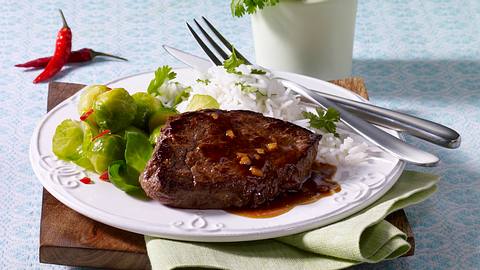 Mariniertes Rindersteak mit Chili-Rosenkohl Rezept - Foto: House of Food / Bauer Food Experts KG