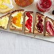 Brot mit verschiedenen Marmelade- und Konfitüre-Sorten - Foto: House of Food / Bauer Food Experts KG