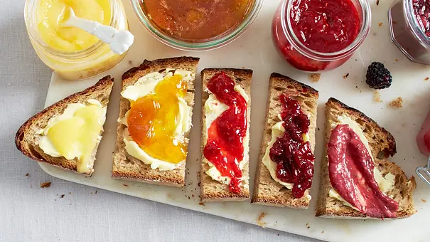 Brot mit verschiedenen Marmelade- und Konfitüre-Sorten - Foto: LECKER @ Bauer Media Group Brot mit verschiedenen Marmelade- und Konfitüre-Sorten - Foto: LECKER @ Bauer Media Group