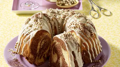 Marmorkuchen mit Eierlikör auf einem lilafarbenen Teller - Foto: LECKER @ Bauer Media Group
