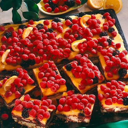 Marmorblechkuchen mit Pfirsichcurd und Beerenbelag Rezept Marmorblechkuchen mit Pfirsichcurd und Beerenbelag Rezept