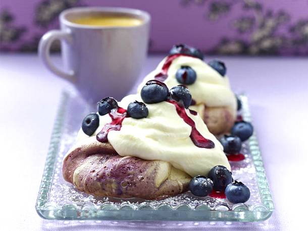 Marmorierte Baisertupfen mit Sahne und Blaubeeren Rezept