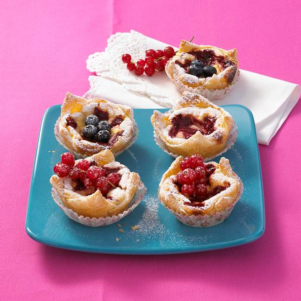 Marmorierte Beerenkäsekuchen-Tarteletts Rezept Marmorierte Beerenkäsekuchen-Tarteletts Rezept