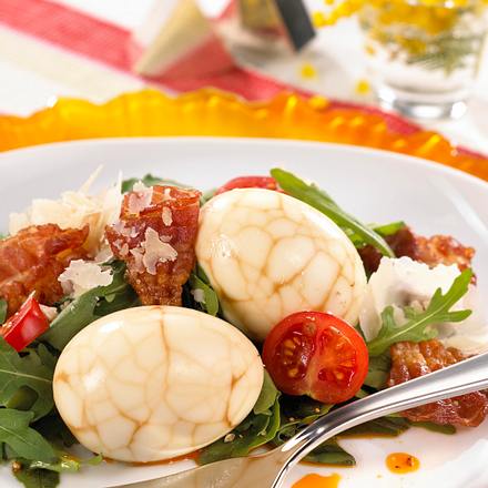 Marmorierte Eier auf Raukesalat Rezept Marmorierte Eier auf Raukesalat Rezept