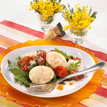 Marmorierte Eier auf Rucolasalat Rezept Marmorierte Eier auf Rucolasalat Rezept