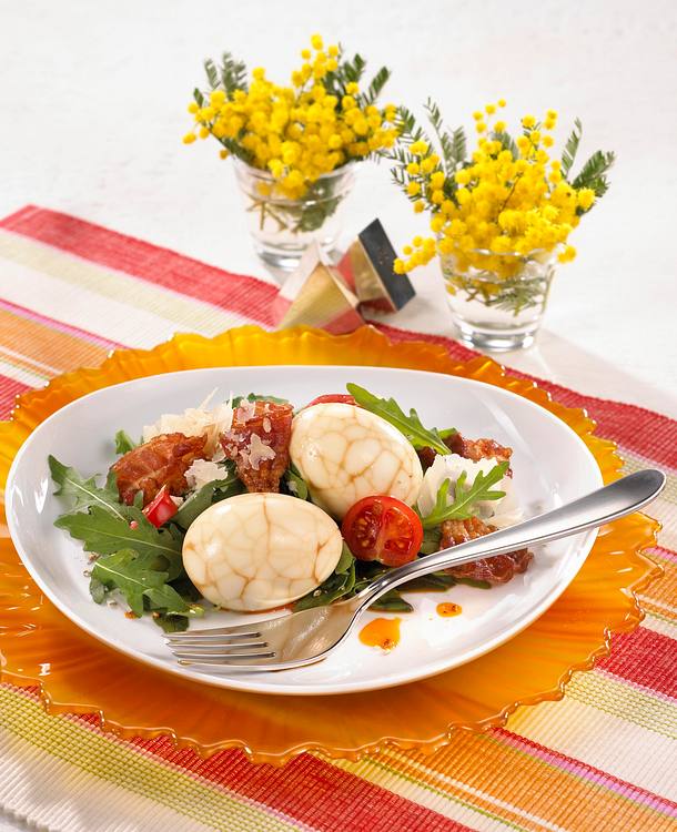 Marmorierte Eier auf Rucolasalat Rezept Marmorierte Eier auf Rucolasalat Rezept
