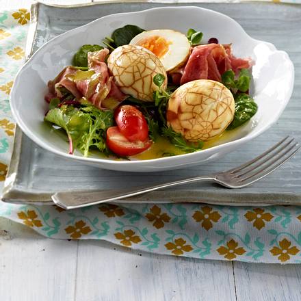 Marmorierte Eier auf Wildkräuter-Salat Rezept Marmorierte Eier auf Wildkräuter-Salat Rezept