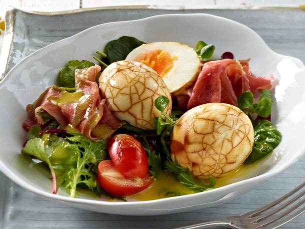 Marmorierte Eier mit Wildkräutersalat Rezept Marmorierte Eier mit Wildkräutersalat Rezept