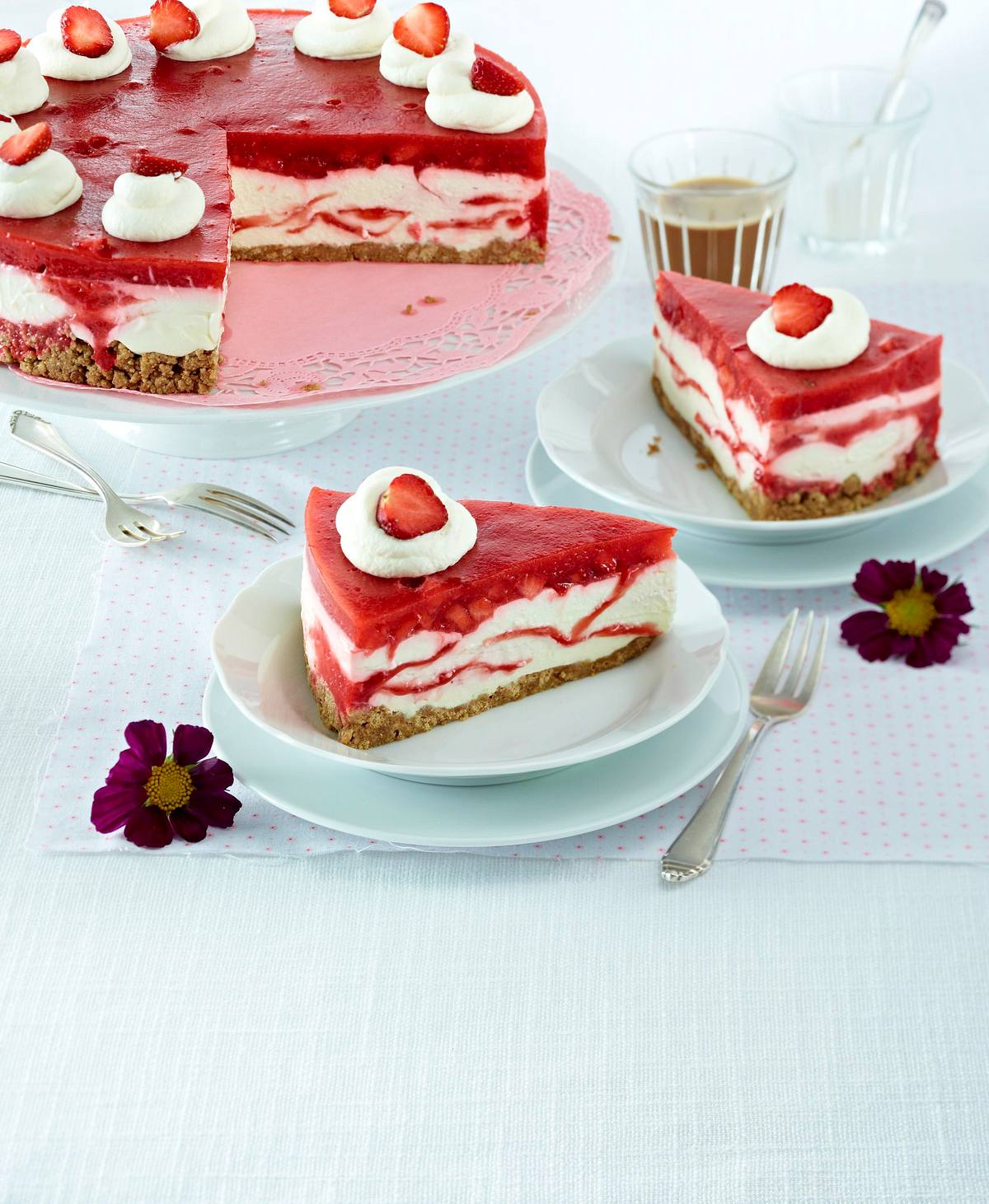 Marmorierte Erdbeer-Frischkäsetorte Rezept