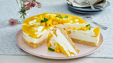Marmorierte Mango-Joghurt-Torte Rezept - Foto: LECKER @ Bauer Media Group