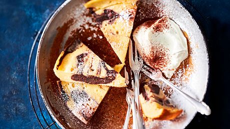 In einer Pfanne sind marmorierte Kuchenstücke, Schlagsahne und Kuchengabeln.  - Foto: House of Food / Bauer Food Experts KG