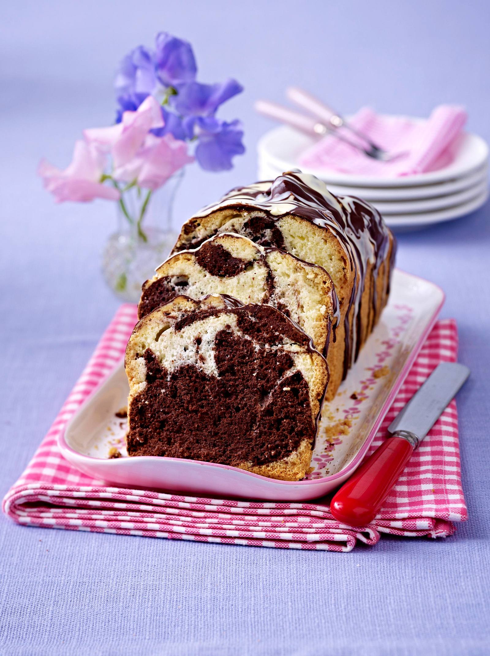 Marmorkuchen mit Schokoguss Rezept | LECKER