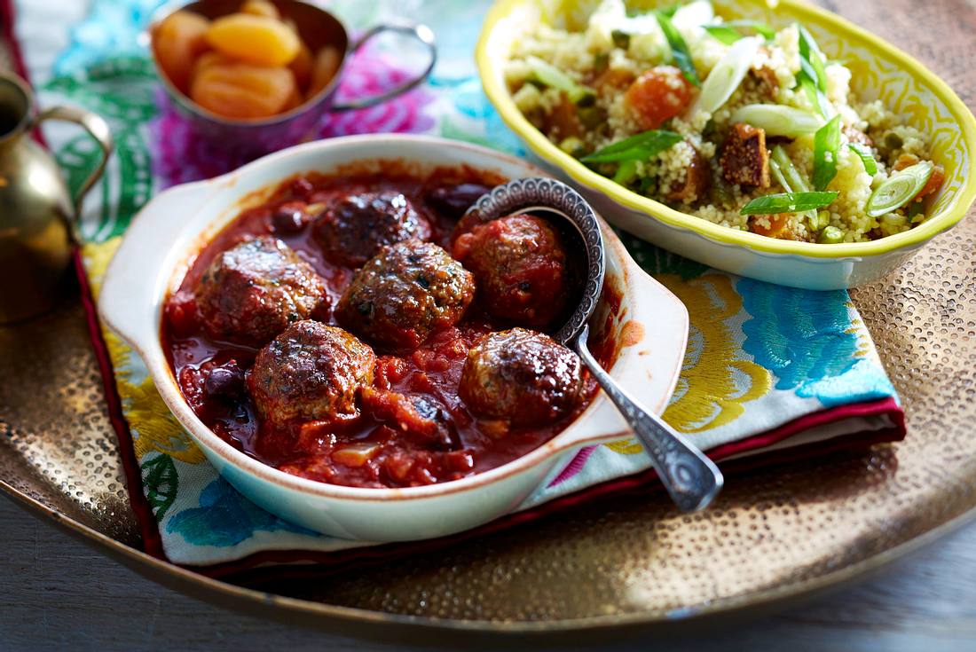 Marokkanische Hackbällchen mit Früchte-Couscous Rezept | LECKER Marokkanische Hackbällchen mit Früchte-Couscous Rezept | LECKER