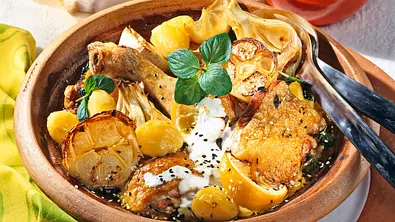 Marokkanische Hähnchenkeulen in einer braunen Schale - Foto: LECKER @ Bauer Media Group