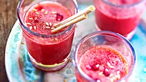 Marokkanischer Granatapfel-Erdbeer-Smoothie Rezept - Foto: LECKER @ Bauer Media Group Marokkanischer Granatapfel-Erdbeer-Smoothie Rezept - Foto: LECKER @ Bauer Media Group