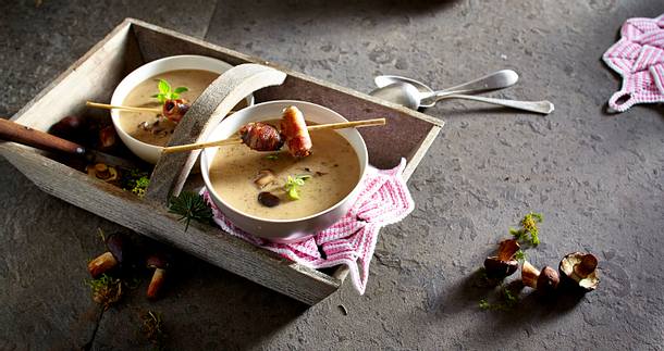 Maronen-Cremesuppe mit Speckpflaumen Rezept | LECKER Maronen-Cremesuppe mit Speckpflaumen Rezept | LECKER