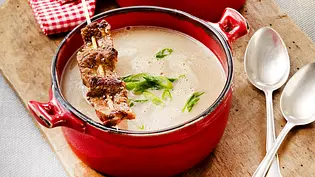 Maronen-Cremesuppe mit Rinder-Satéspießen Rezept - Foto: LECKER @ Bauer Media Group Maronen-Cremesuppe mit Rinder-Satéspießen Rezept - Foto: LECKER @ Bauer Media Group