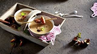 Maronen-Creme­suppe mit Speckpflaumen Rezept - Foto: House of Food / Bauer Food Experts KG