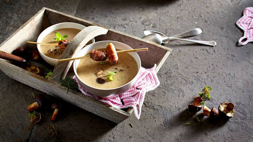 Maronen-Creme­suppe mit Speckpflaumen Rezept - Foto: House of Food / Bauer Food Experts KG