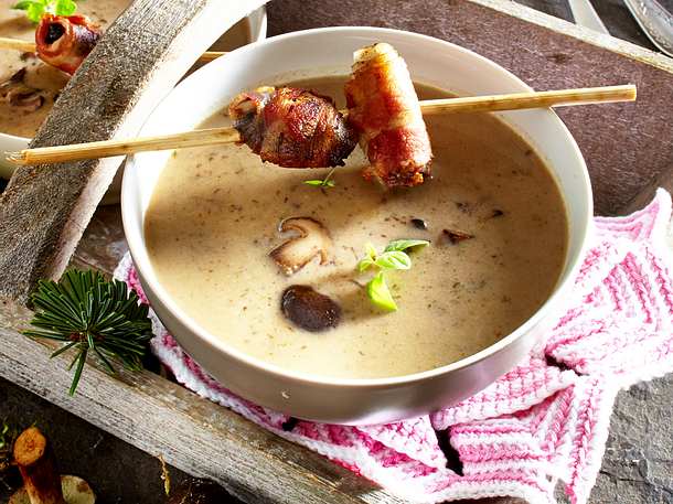 Maronen-Cremesuppe mit Speckpflaumen Rezept