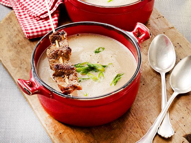 Maronen-Cremesuppe mit Rinder-Satéspießen Rezept Maronen-Cremesuppe mit Rinder-Satéspießen Rezept