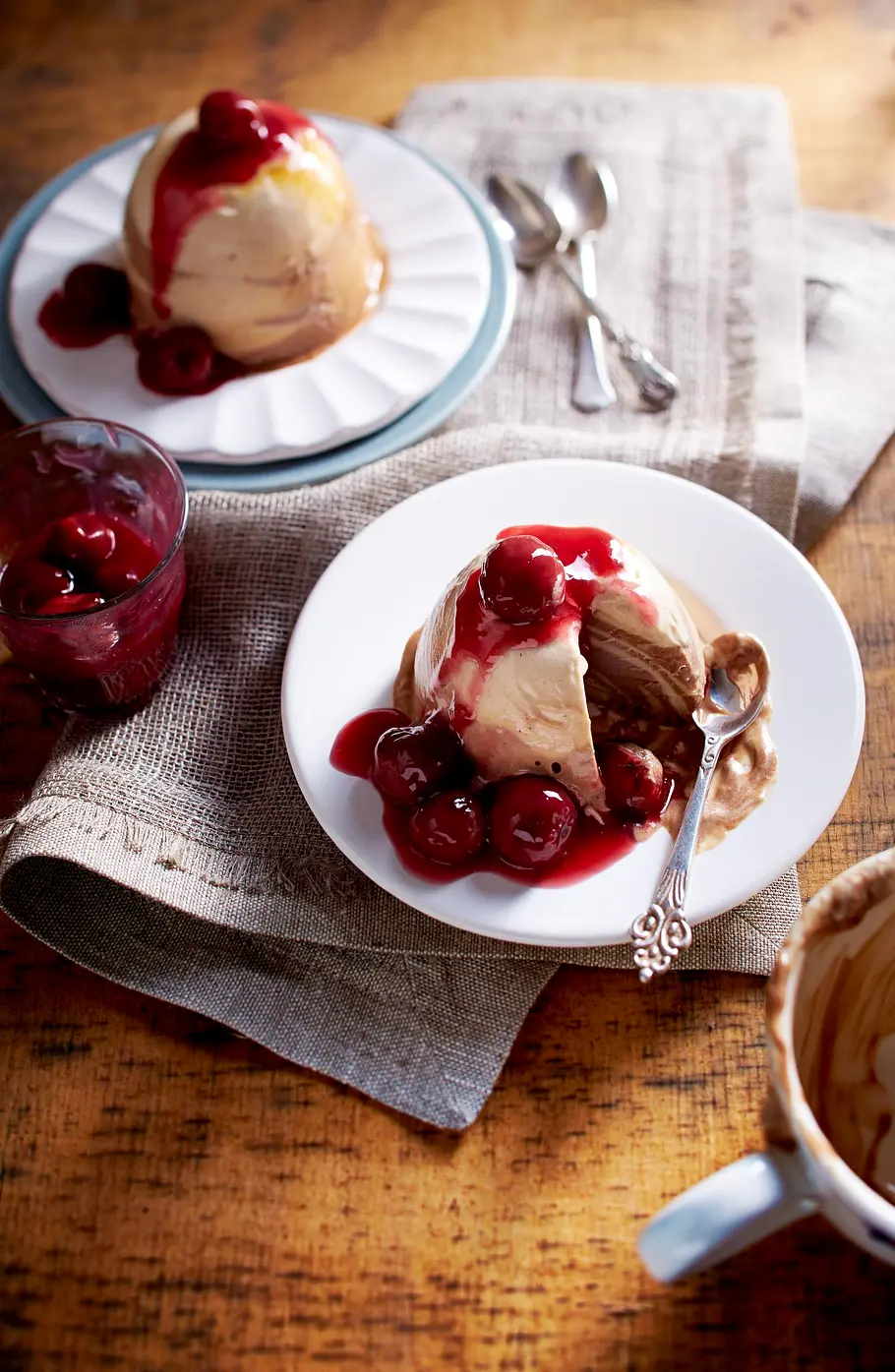 Maronen-Espresso-Parfait mit karamellisierten Maronen und heißen Rumkirschen Rezept