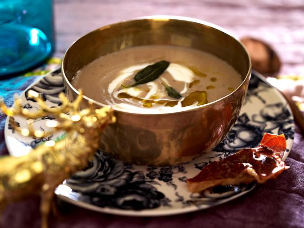 Maronen-Sellerie-Suppe mit Parmaschinken-Cranberry-Wan-Tans Rezept