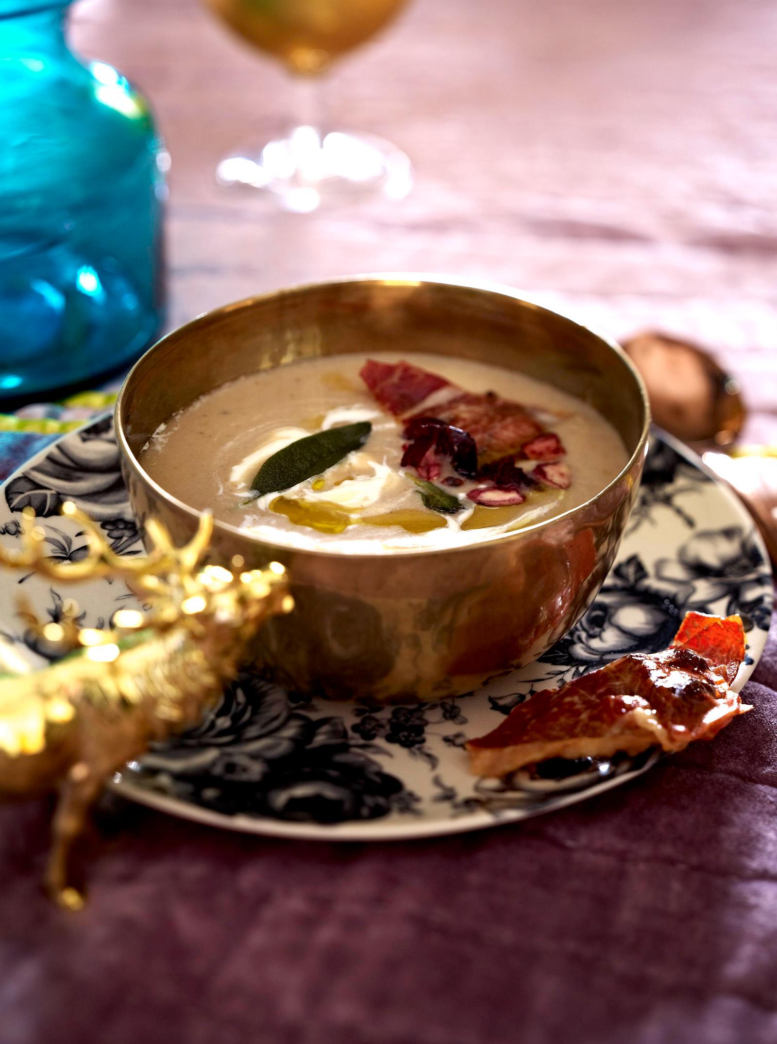 Maronen-Sellerie-Suppe mit Schinken-Cranberry-Wan-Tans Rezept | LECKER