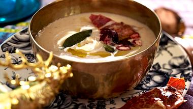 Maronen-Sellerie-Suppe mit Schinken-Cranberry-Wan-Tans Rezept - Foto: House of Food / Bauer Food Experts KG