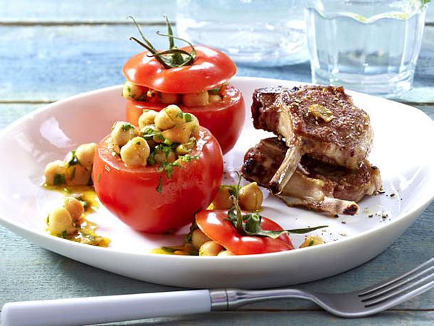 Marrokanisch gefüllte Tomaten mit Petersilien-Kichererbsensalat zu Lammkoteletts Rezept