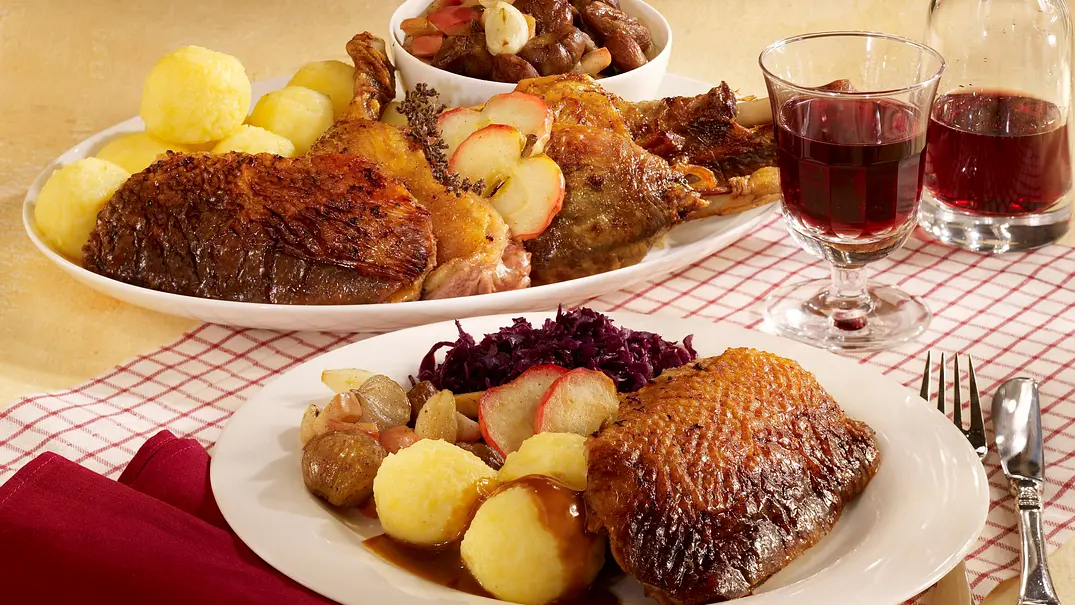 Martinsgans mit Rotkohl und Knödeln Rezept - Foto: LECKER @ Bauer Media Group Martinsgans mit Rotkohl und Knödeln Rezept - Foto: LECKER @ Bauer Media Group