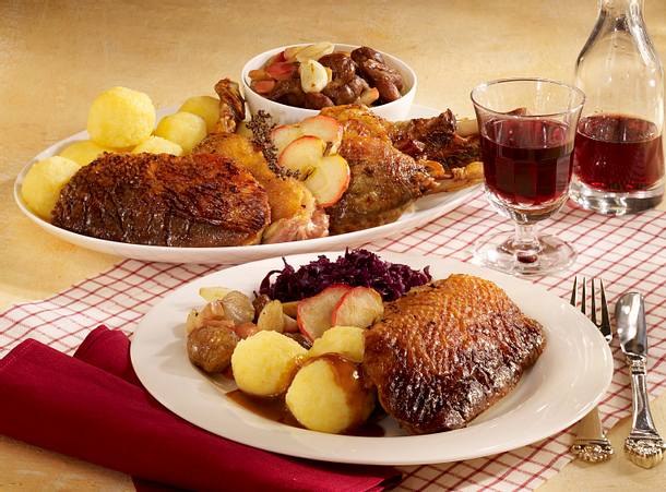 Martinsgans mit Rotkohl und Knödeln Rezept Martinsgans mit Rotkohl und Knödeln Rezept