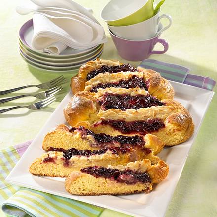 Marzipan-Amarena-Streifen mit Mandelblättchen Rezept Marzipan-Amarena-Streifen mit Mandelblättchen Rezept