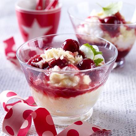 Marzipan-Grieß-Flammeri mit heißen Kirschen Rezept Marzipan-Grieß-Flammeri mit heißen Kirschen Rezept