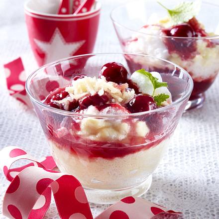 Marzipan-Grieß-Flammeri mit heißen Kirschen Rezept Marzipan-Grieß-Flammeri mit heißen Kirschen Rezept