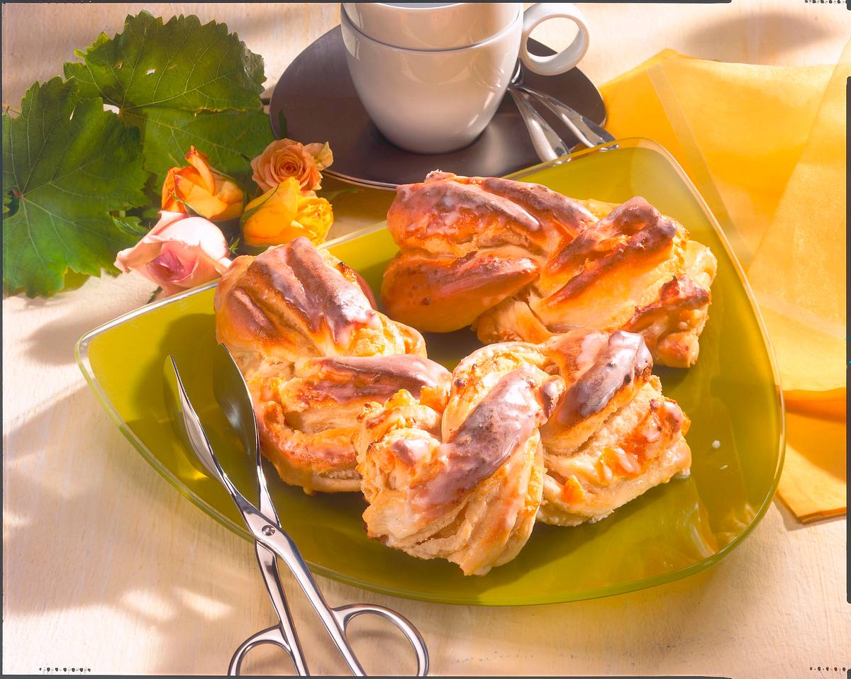 Marzipan-Hefe-Zöpfe Rezept