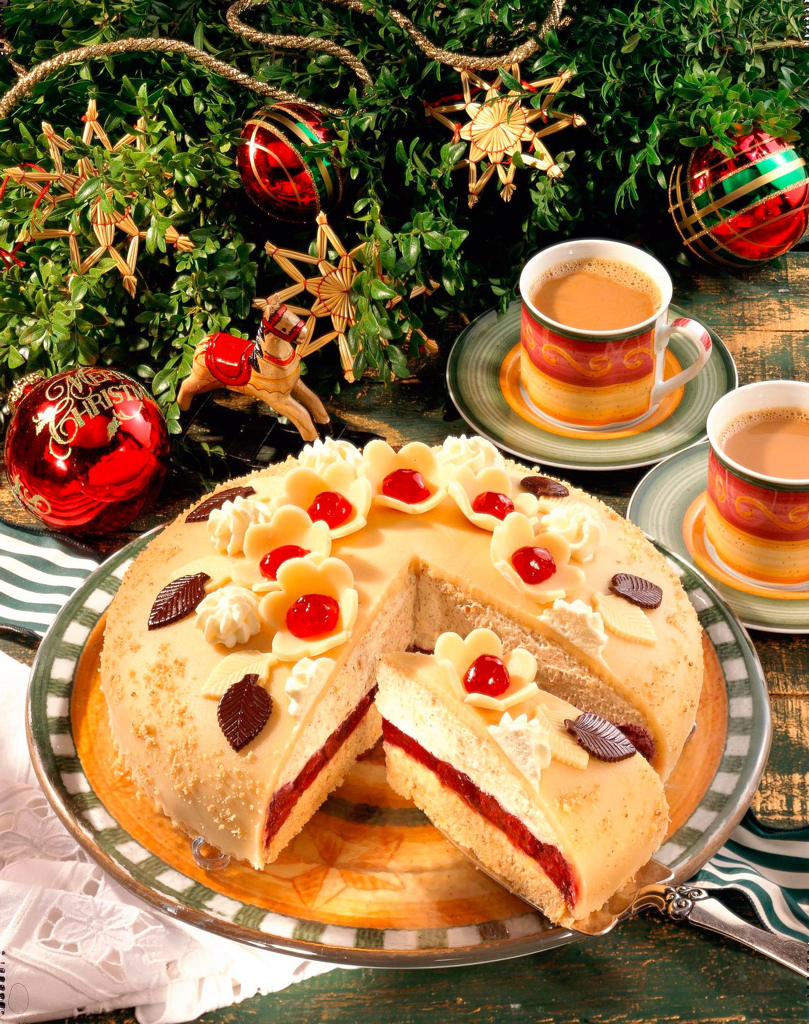 Marzipan-Kirsch-Torte Rezept | LECKER